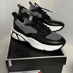 Michael Kors | Darius Two-Tone Stretch
Knit Trainer Men’s shoes size 8.5